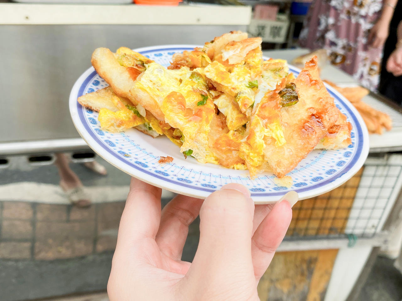 宜蘭頭城老街早餐店70年老店，食尚玩家報導在地人早餐，谷歌評價4.3，推薦手擀蔥油蛋餅、現做韭菜盒@依娃旅行小確幸