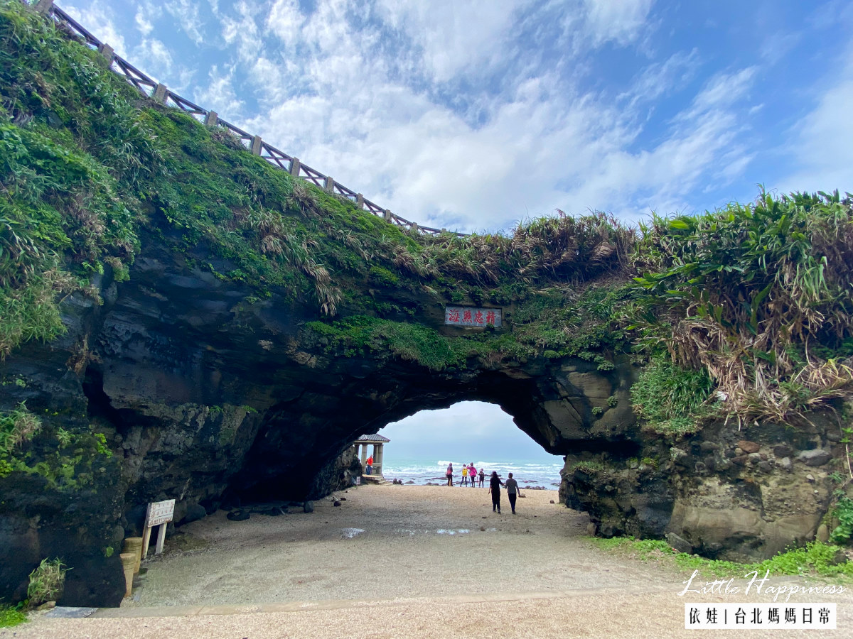 新北石門免費景點|石門洞北海岸唯一貝殼沙灘與白色情人橋,春天有抹茶海岸、夏日暢玩潮間帶,大啖海鮮與肉粽,順遊附近景點與美食吧 @依娃旅行小確幸