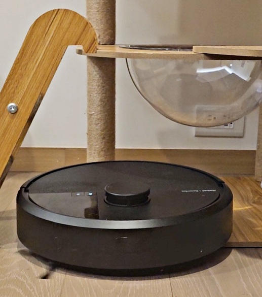 雜物多又有貓怎麼辦？iRobot Roomba Plus 405 Combo 掃拖機器人開箱！娘家養貓後的救星，滿地雜物也不怕