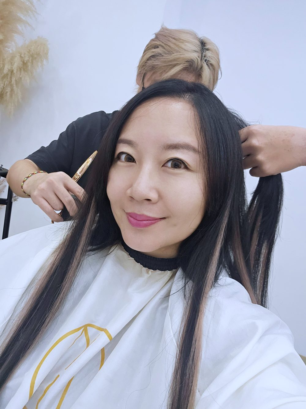 台北接髮推薦NU Hair，昆凌、郭雪芙、一隻阿圓等明星藝人都來短髮變長髮或是讓髮量變多，獲得多國專利技術，多款發明接髮