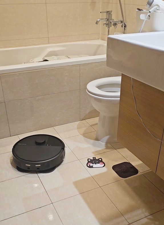 雜物多又有貓怎麼辦？iRobot Roomba Plus 405 Combo 掃拖機器人開箱！娘家養貓後的救星，滿地雜物也不怕