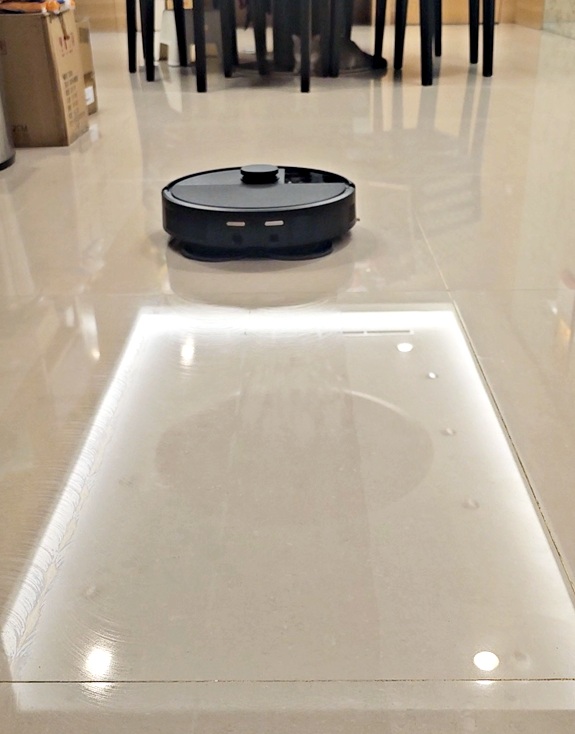 雜物多又有貓怎麼辦？iRobot Roomba Plus 405 Combo 掃拖機器人開箱！娘家養貓後的救星，滿地雜物也不怕