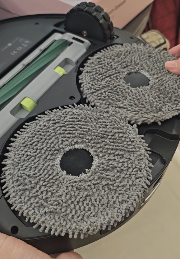 雜物多又有貓怎麼辦？iRobot Roomba Plus 405 Combo 掃拖機器人開箱！娘家養貓後的救星，滿地雜物也不怕