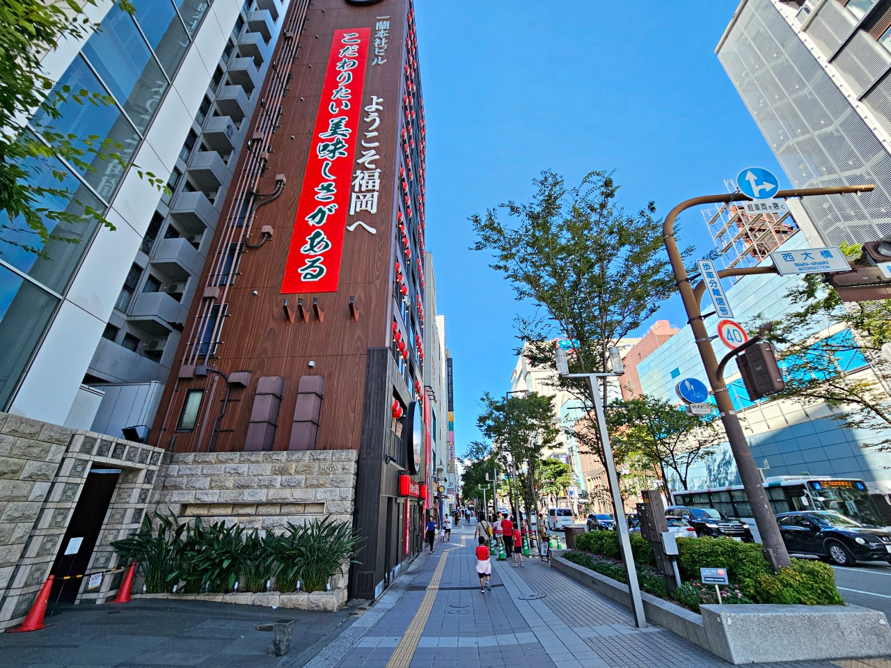 福岡美食推薦，一蘭拉麵中洲本社總本店24小時營業，晚上8點還有創始店專有的15分鐘跳舞表演