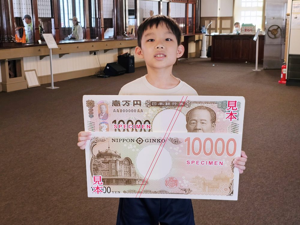 【佐賀唐津免費景點】舊唐津銀行(辰野金吾記念館)很值得去!居然有一億日圓可以搬,超棒的親子體驗 【佐賀唐津免費景點】舊唐津銀行(辰野金吾記念館)很值得去!居然有一億日圓可以搬,超棒的親子體驗