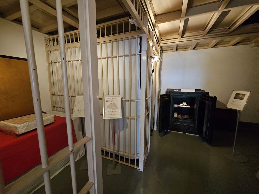 【佐賀唐津免費景點】舊唐津銀行(辰野金吾記念館)很值得去!居然有一億日圓可以搬,超棒的親子體驗 【佐賀唐津免費景點】舊唐津銀行(辰野金吾記念館)很值得去!居然有一億日圓可以搬,超棒的親子體驗