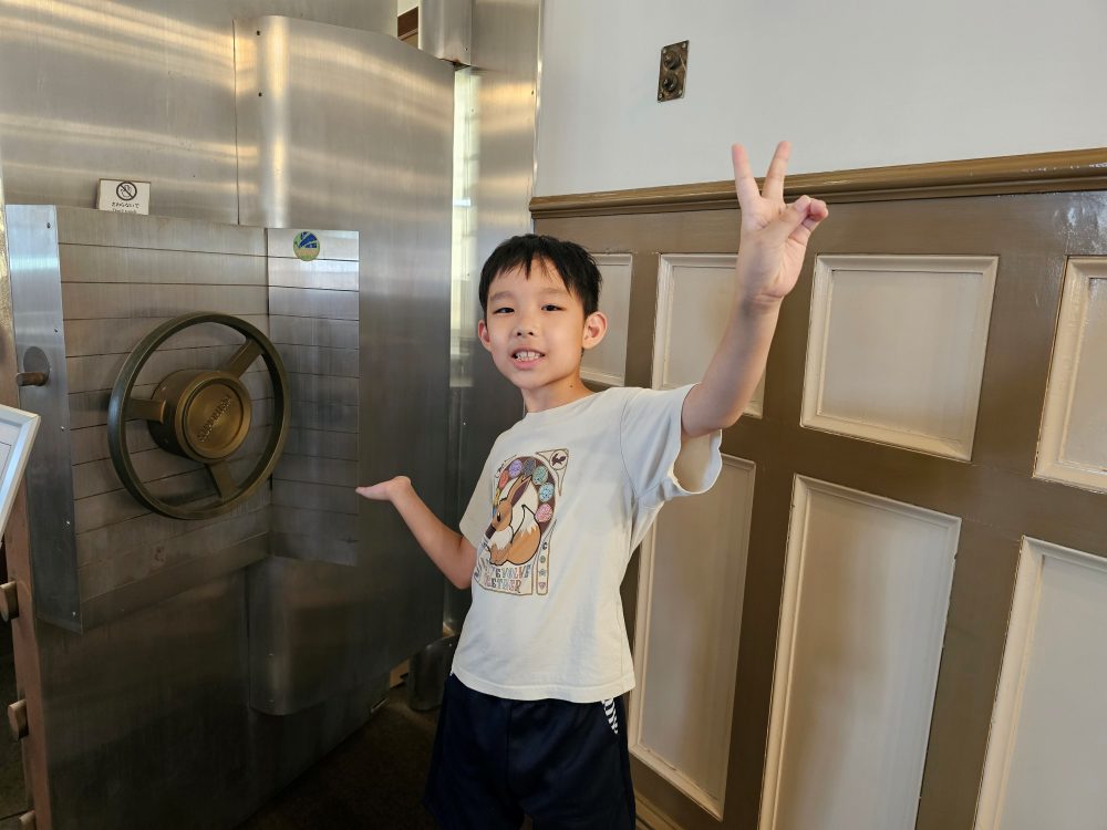 【佐賀唐津免費景點】舊唐津銀行(辰野金吾記念館)很值得去!居然有一億日圓可以搬,超棒的親子體驗 【佐賀唐津免費景點】舊唐津銀行(辰野金吾記念館)很值得去!居然有一億日圓可以搬,超棒的親子體驗