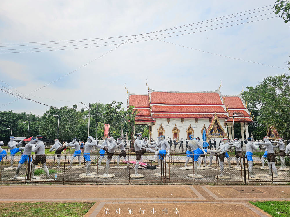 泰國安帕瓦樹中廟Wat Bang Kung，參拜大佛貼金箔， 泰國十大靈廟之一！順遊附近景點鄭王像、娜娜廟、泰拳公園