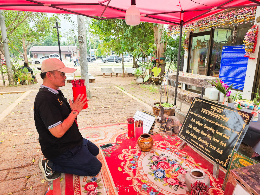 泰國安帕瓦樹中廟Wat Bang Kung，參拜大佛貼金箔， 泰國十大靈廟之一！順遊附近景點鄭王像、娜娜廟、泰拳公園