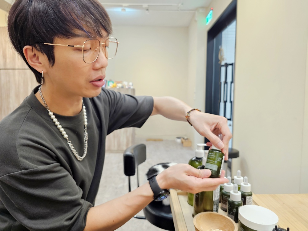 信義區市政府站髮廊《譁格形象設計》，推薦蘭蔻團隊指定的美髮店增髮、染燙、剪髮超專業，中午還可以來洗髮，還有很多貓咪陪你喔