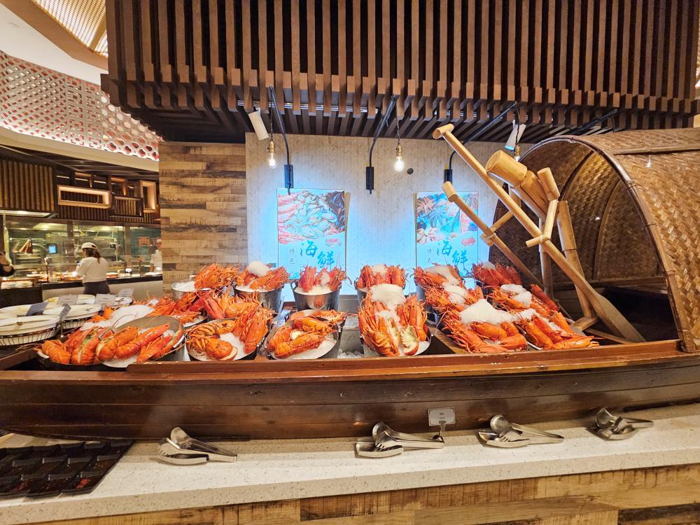 2025 澳門吃到飽推薦 ｜ 上葡京酒店「自助山」buffet，龍蝦海鮮筍殼魚任你吃，加價還有榴蓮專區，5種榴槤口味還有現剖貓山王任你吃～