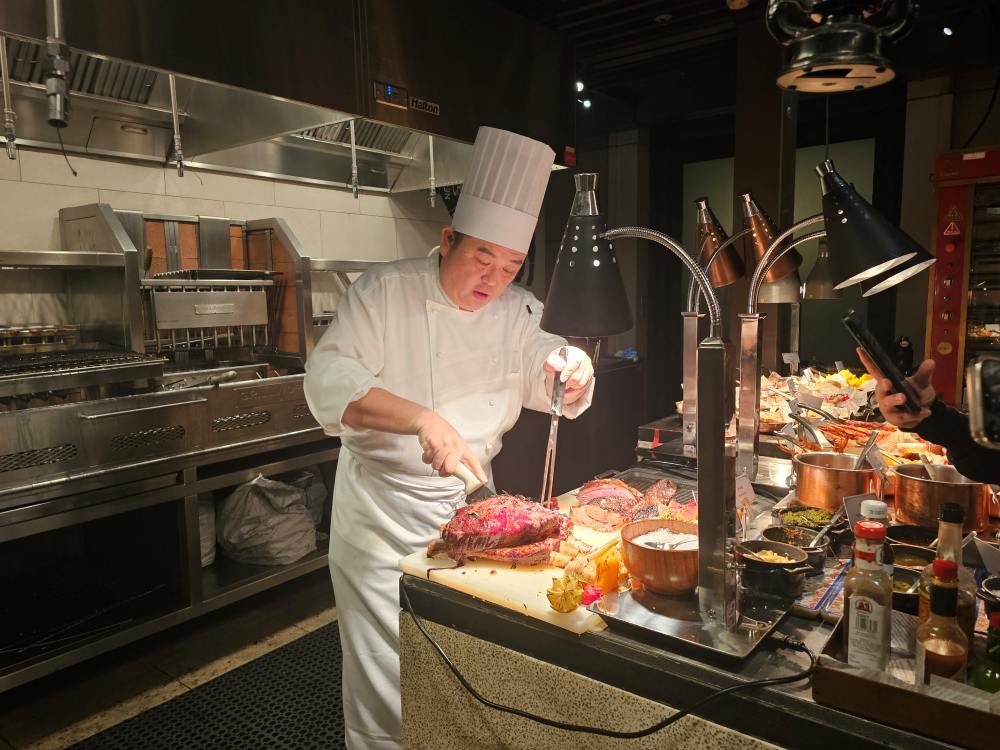 2025 澳門吃到飽推薦 ｜ 上葡京酒店「自助山」buffet，龍蝦海鮮筍殼魚任你吃，加價還有榴蓮專區，5種榴槤口味還有現剖貓山王任你吃～