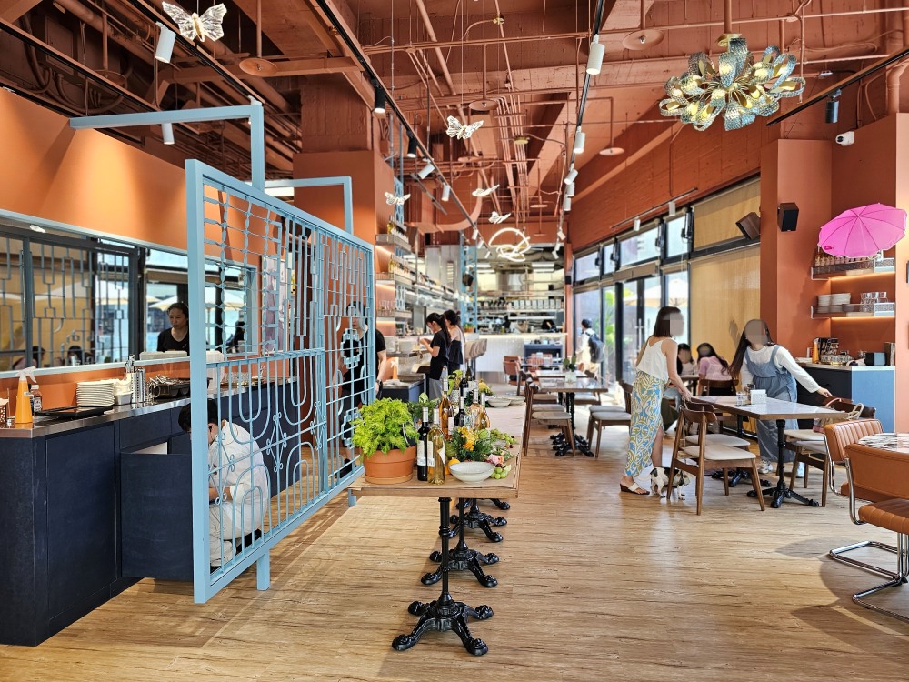 三井outlet美食推薦吐司利亞TOASTERiA CAFE，地中海料理健康無負擔，水池美景、親子寵物友善