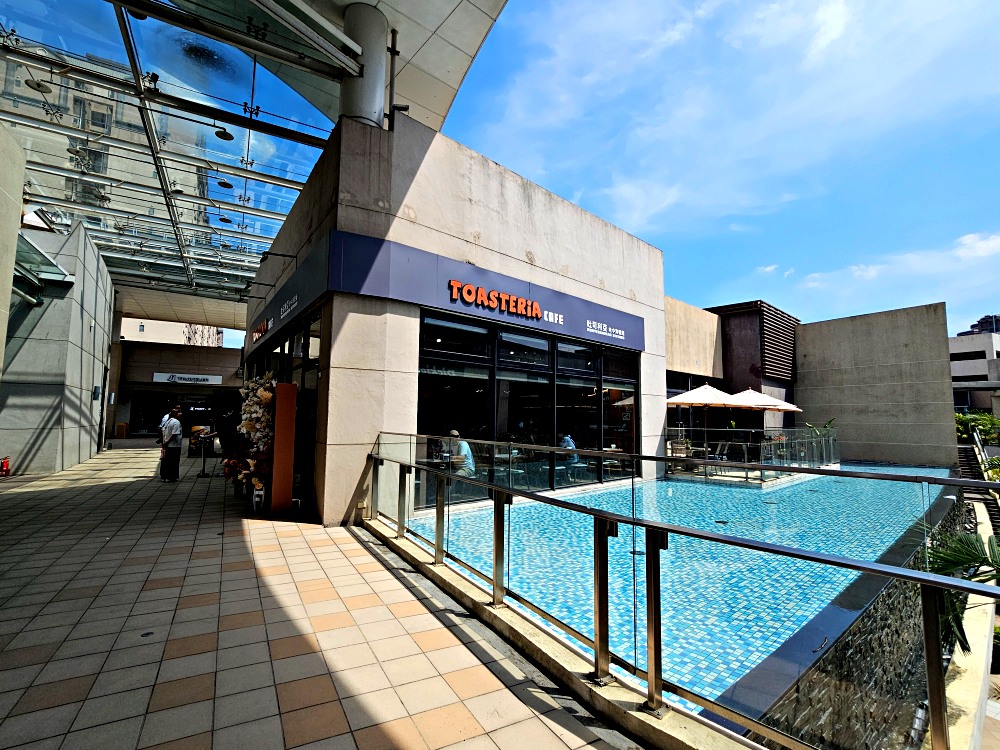 三井outlet美食推薦吐司利亞TOASTERiA CAFE，地中海料理健康無負擔，水池美景、親子寵物友善