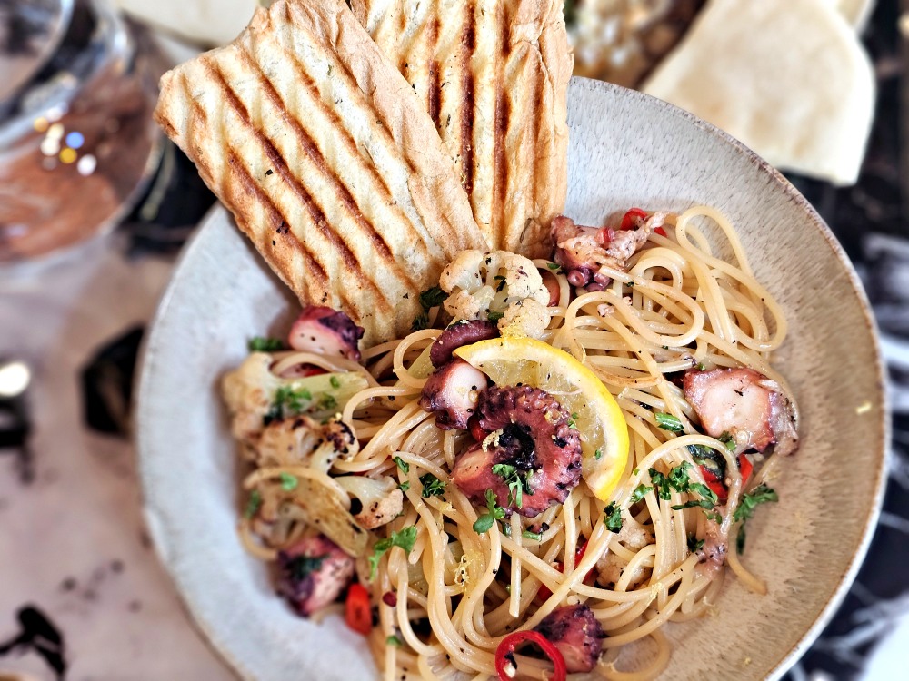 三井outlet美食推薦吐司利亞TOASTERiA CAFE，地中海料理健康無負擔，水池美景、親子寵物友善
