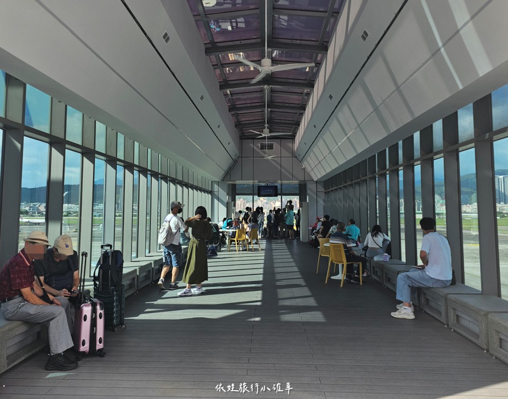 松山機場觀景台10/4重新開放囉，台北免費親子景點免門票，搭捷運就能來看飛機起降，還有可愛3D彩繪牆（內附開放時間）