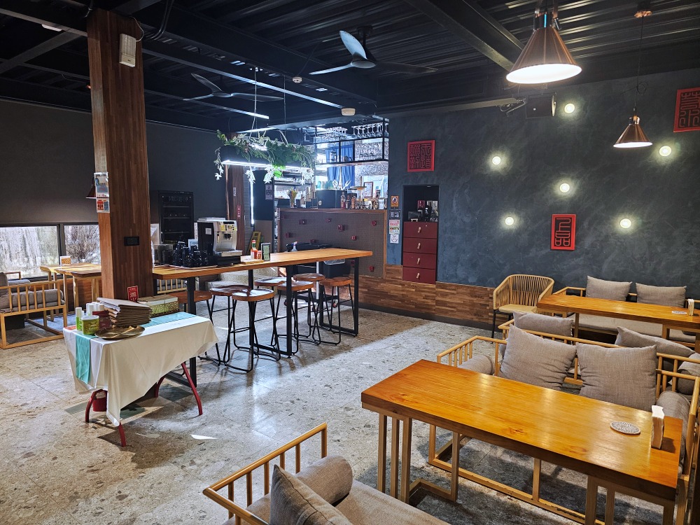 苗栗豪華露營推薦 | 逗點露營區評價好~親子露營車、網美免搭帳懶人帳篷、自搭帳雨棚區，孩子最愛泳池、草地、餐廳、室內活動空間、電動車充電樁