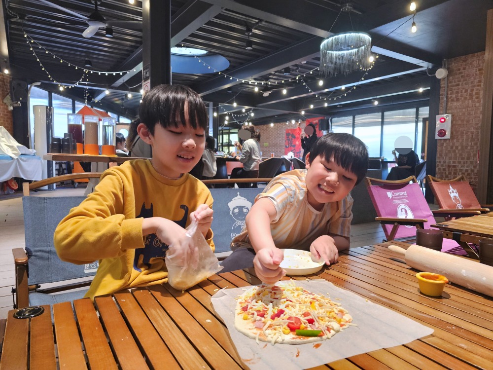 苗栗豪華露營推薦 | 逗點露營區評價好~親子露營車、網美免搭帳懶人帳篷、自搭帳雨棚區，孩子最愛泳池、草地、餐廳、室內活動空間、電動車充電樁