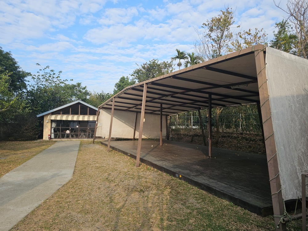 苗栗豪華露營推薦 | 逗點露營區評價好~親子露營車、網美免搭帳懶人帳篷、自搭帳雨棚區，孩子最愛泳池、草地、餐廳、室內活動空間、電動車充電樁