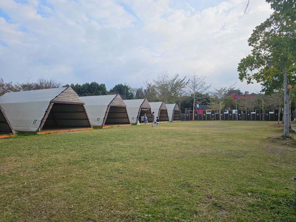 苗栗豪華露營推薦 | 逗點露營區評價好~親子露營車、網美免搭帳懶人帳篷、自搭帳雨棚區，孩子最愛泳池、草地、餐廳、室內活動空間、電動車充電樁