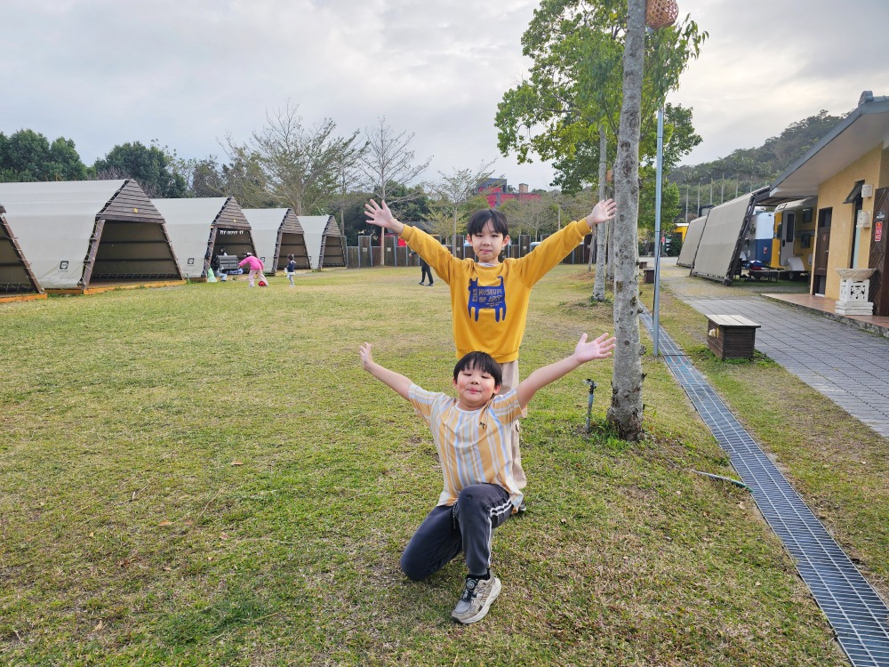 苗栗豪華露營推薦 | 逗點露營區評價好~親子露營車、網美免搭帳懶人帳篷、自搭帳雨棚區，孩子最愛泳池、草地、餐廳、室內活動空間、電動車充電樁