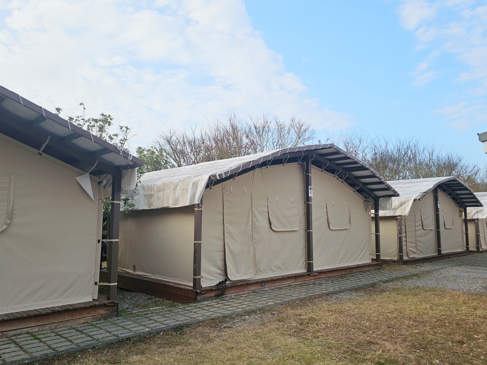 苗栗豪華露營推薦 | 逗點露營區評價好~親子露營車、網美免搭帳懶人帳篷、自搭帳雨棚區，孩子最愛泳池、草地、餐廳、室內活動空間、電動車充電樁