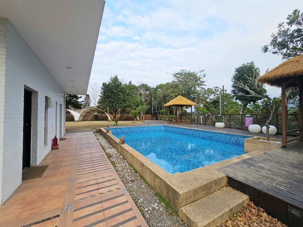 苗栗豪華露營推薦 | 逗點露營區評價好~親子露營車、網美免搭帳懶人帳篷、自搭帳雨棚區，孩子最愛泳池、草地、餐廳、室內活動空間、電動車充電樁