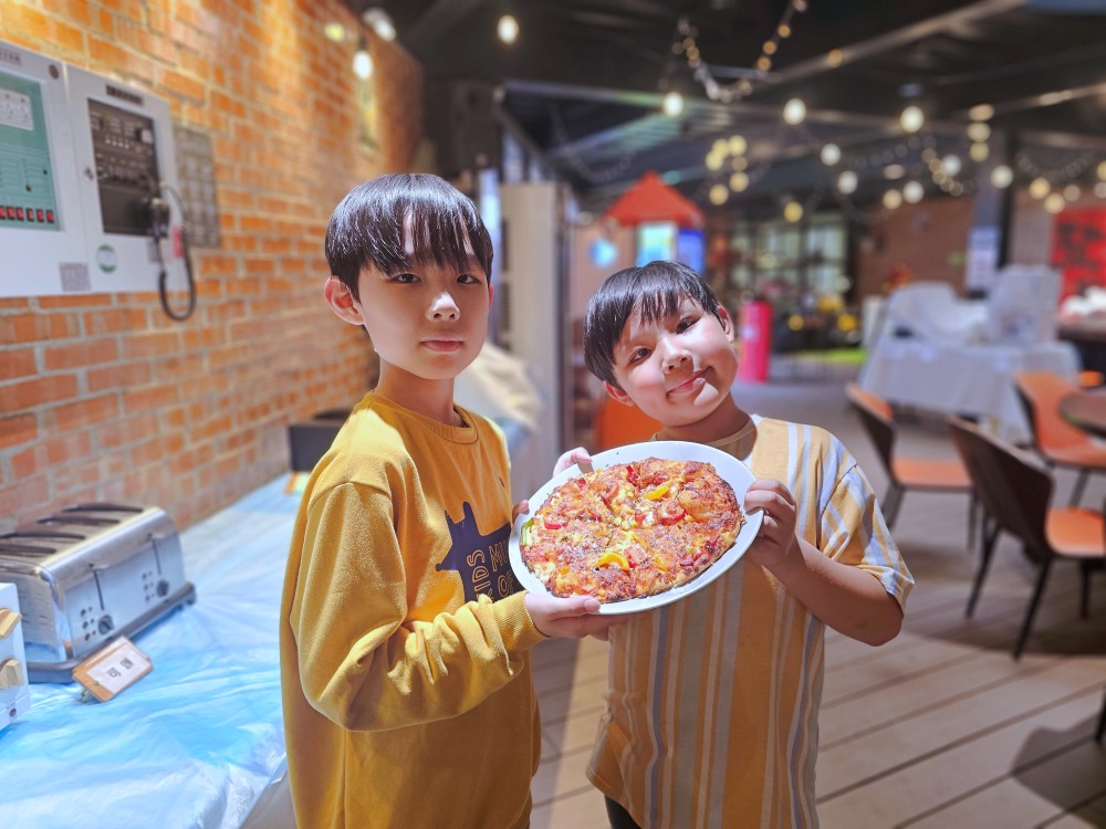 苗栗豪華露營推薦 | 逗點露營區評價好~親子露營車、網美免搭帳懶人帳篷、自搭帳雨棚區，孩子最愛泳池、草地、餐廳、室內活動空間、電動車充電樁