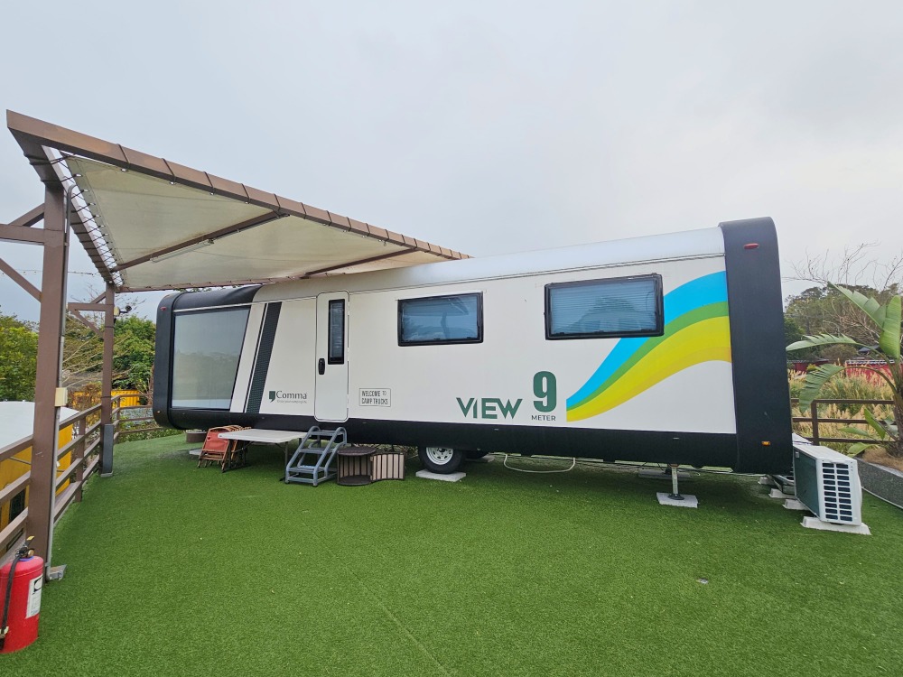 苗栗豪華露營推薦 | 逗點露營區評價好~親子露營車、網美免搭帳懶人帳篷、自搭帳雨棚區，孩子最愛泳池、草地、餐廳、室內活動空間、電動車充電樁