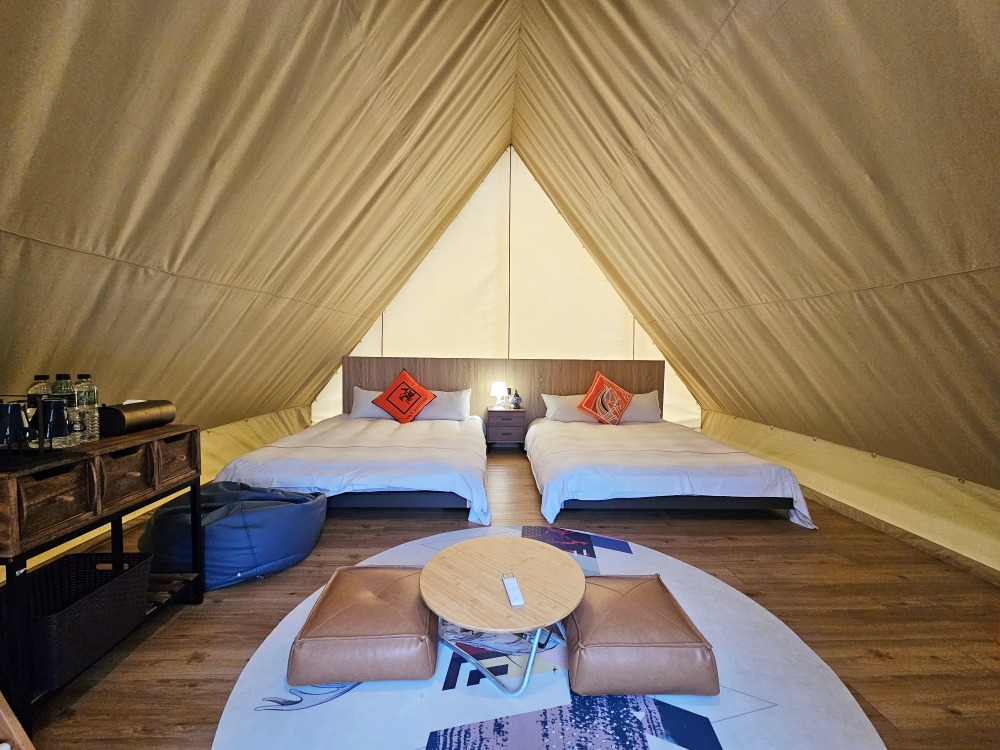 苗栗豪華露營推薦 | 逗點露營區評價好~親子露營車、網美免搭帳懶人帳篷、自搭帳雨棚區，孩子最愛泳池、草地、餐廳、室內活動空間、電動車充電樁