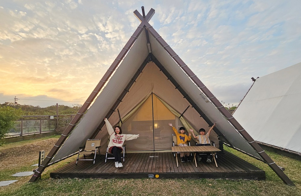 苗栗豪華露營推薦 | 逗點露營區評價好~親子露營車、網美免搭帳懶人帳篷、自搭帳雨棚區，孩子最愛泳池、草地、餐廳、室內活動空間、電動車充電樁