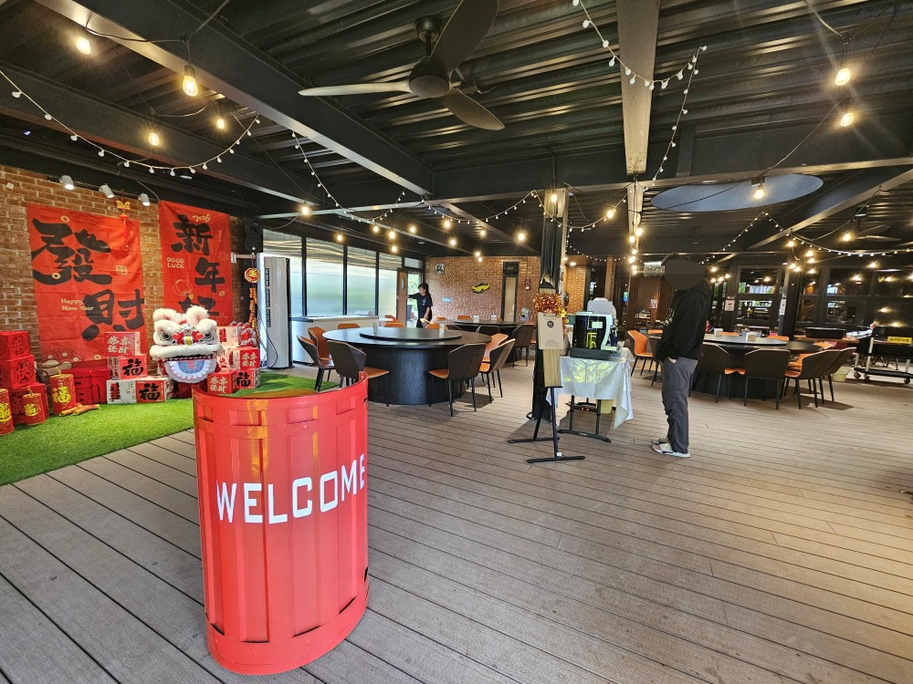 苗栗豪華露營推薦 | 逗點露營區評價好~親子露營車、網美免搭帳懶人帳篷、自搭帳雨棚區，孩子最愛泳池、草地、餐廳、室內活動空間、電動車充電樁