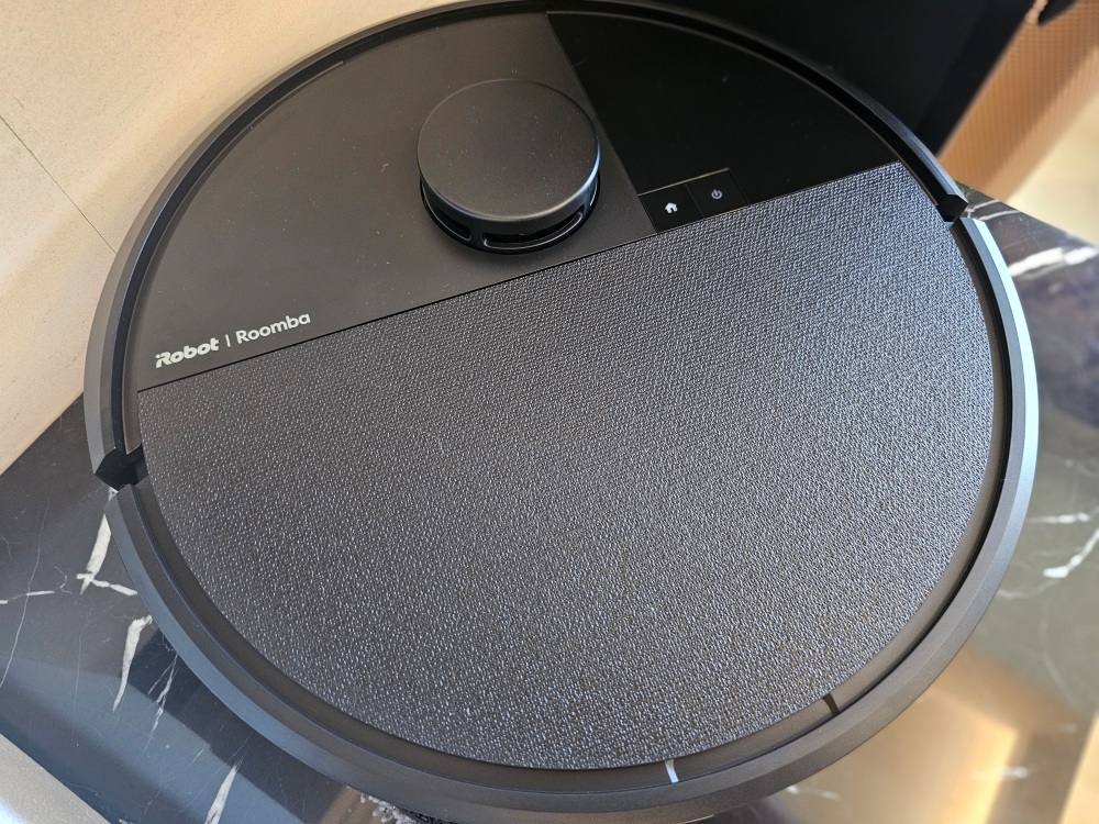 雜物多又有貓怎麼辦？iRobot Roomba Plus 405 Combo 掃拖機器人開箱！娘家養貓後的救星，滿地雜物也不怕