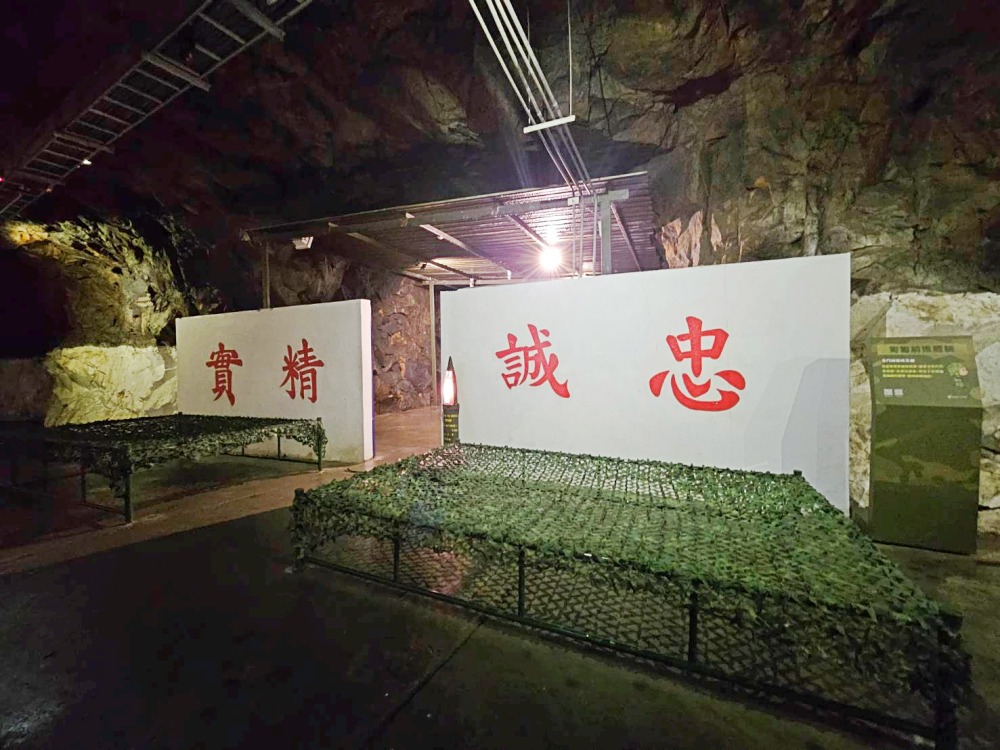 2025 金門旅遊免費景點推薦 「獅山砲陣地」必看阿兵哥砲操的沈浸式旅遊！而且坑道好涼爽避暑好地方