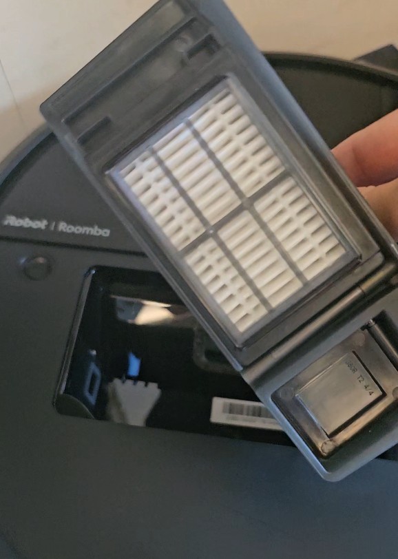 雜物多又有貓怎麼辦？iRobot Roomba Plus 405 Combo 掃拖機器人開箱！娘家養貓後的救星，滿地雜物也不怕