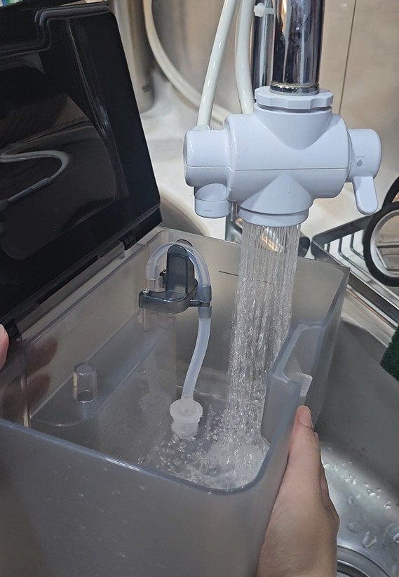 雜物多又有貓怎麼辦？iRobot Roomba Plus 405 Combo 掃拖機器人開箱！娘家養貓後的救星，滿地雜物也不怕