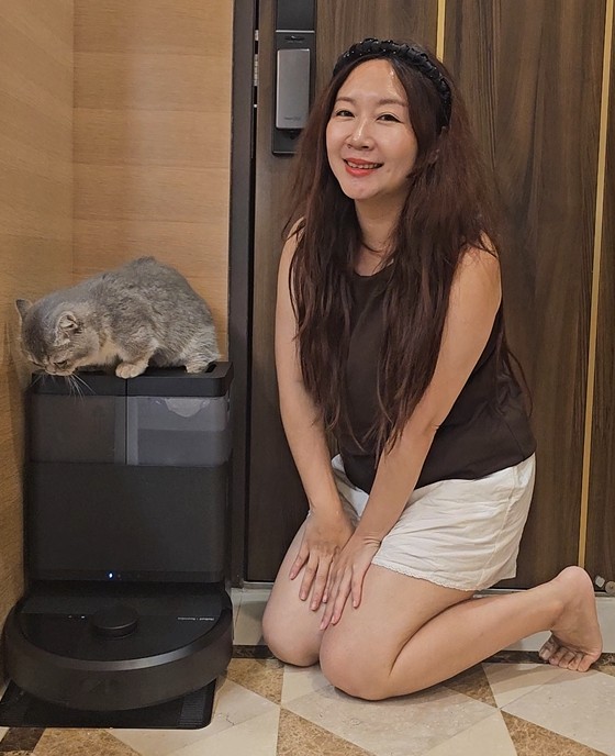 雜物多又有貓怎麼辦？iRobot Roomba Plus 405 Combo 掃拖機器人開箱！娘家養貓後的救星，滿地雜物也不怕