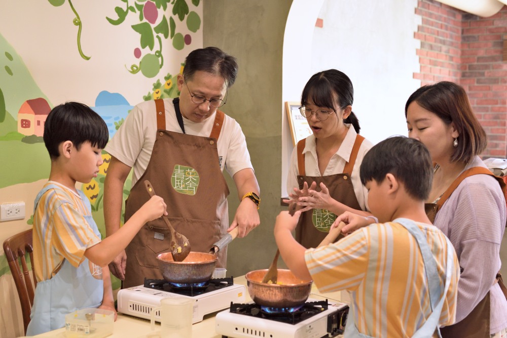 宜蘭DIY果醬課程與伴手禮推薦，青菓邸舍甜品坊英國得獎品牌，適合親子一起做金棗、鳳梨、百香果、磅蛋糕禮盒