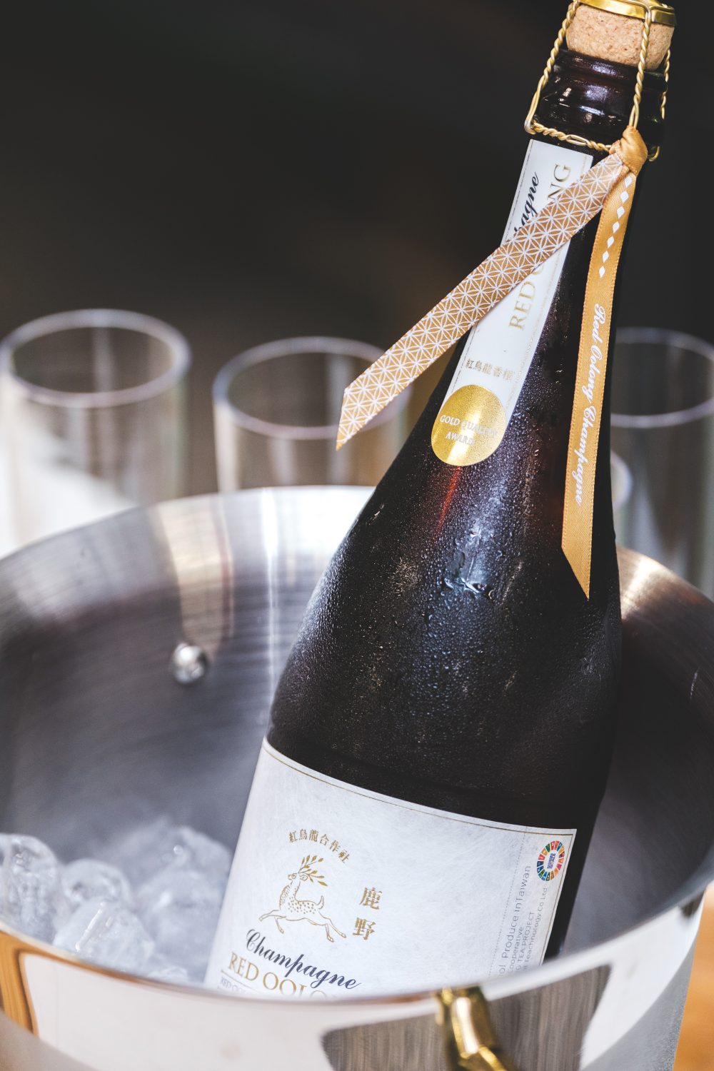 紅烏龍合作社評價，台東鹿野伴手禮最新推出紅烏龍茶香檳，以及與松山文創園區聯名禮盒，精緻香檳綿密氣泡，帶領精品茶走向時尚儀式感