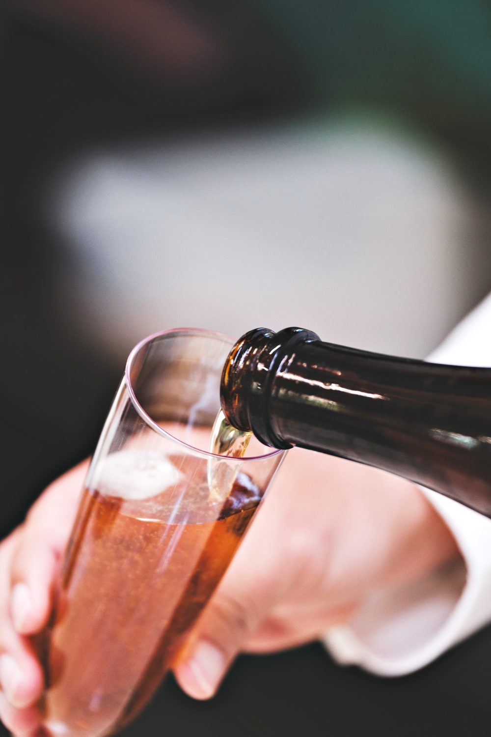 紅烏龍合作社評價，台東鹿野伴手禮最新推出紅烏龍茶香檳，以及與松山文創園區聯名禮盒，精緻香檳綿密氣泡，帶領精品茶走向時尚儀式感