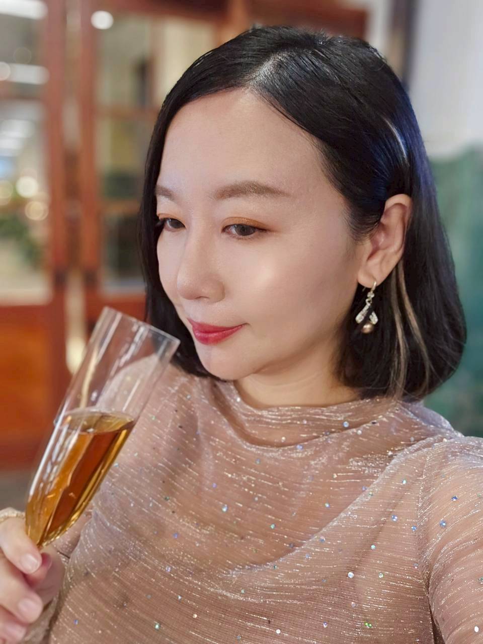 紅烏龍合作社評價，台東鹿野伴手禮最新推出紅烏龍茶香檳，以及與松山文創園區聯名禮盒，精緻香檳綿密氣泡，帶領精品茶走向時尚儀式感