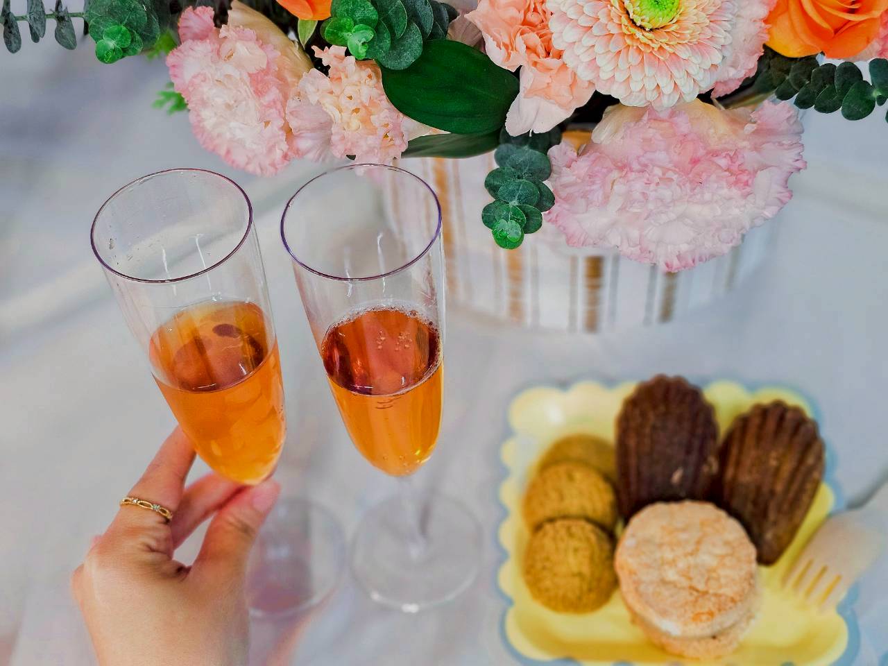 紅烏龍合作社評價，台東鹿野伴手禮最新推出紅烏龍茶香檳，以及與松山文創園區聯名禮盒，精緻香檳綿密氣泡，帶領精品茶走向時尚儀式感