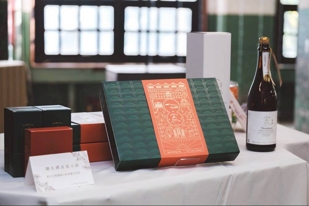 紅烏龍合作社評價，台東鹿野伴手禮最新推出紅烏龍茶香檳，以及與松山文創園區聯名禮盒，精緻香檳綿密氣泡，帶領精品茶走向時尚儀式感