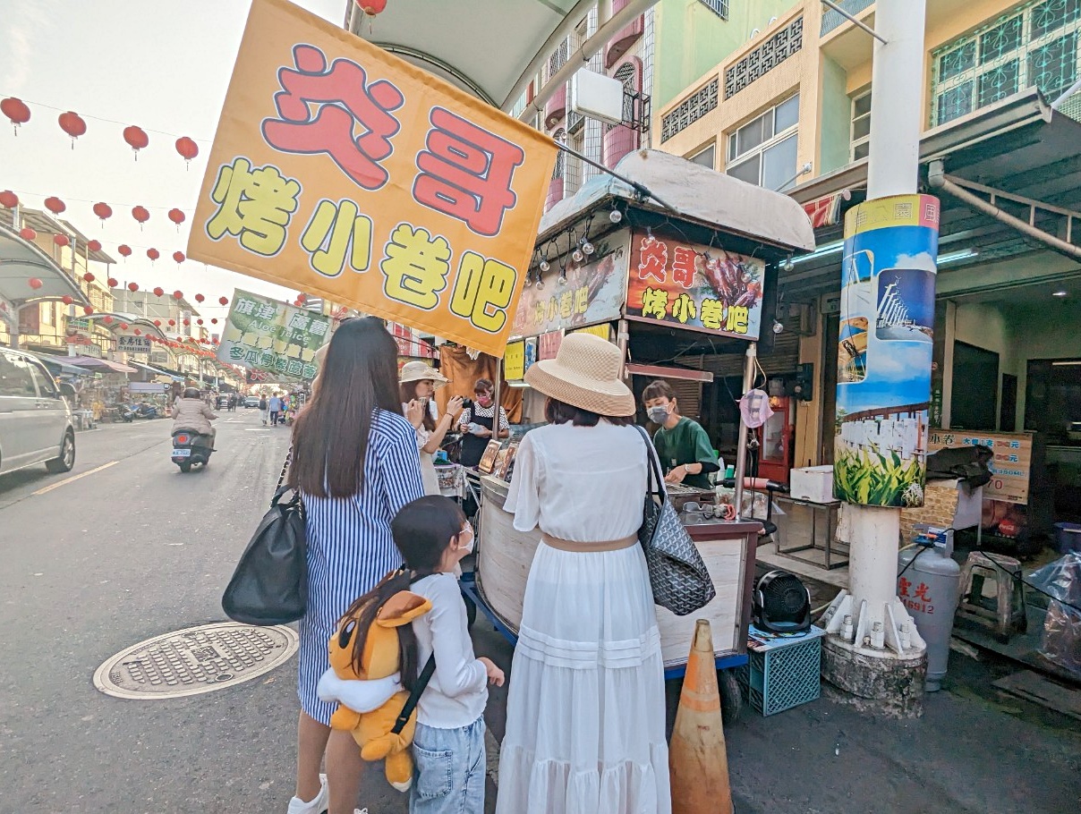 高雄旗津老街必吃美食推薦，銅板價格的炎哥烤小卷，魷魚＋黑輪片好美味，鮮味直送的地方小吃
