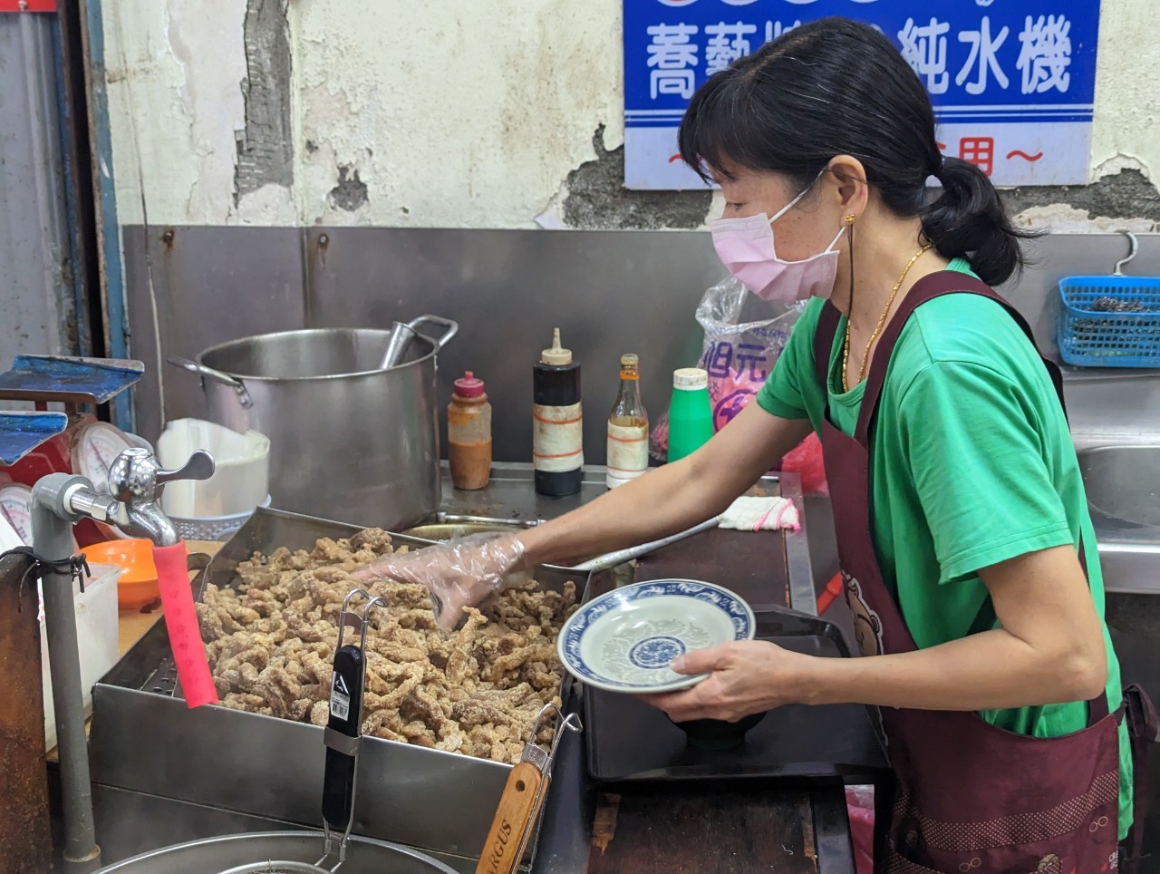 高雄旗津小吃推薦，超過50年的老店不一樣赤肉羹廟前店，旗津輪渡站附近的美食酥炸薄粉又多汁，傳承在地的老味道