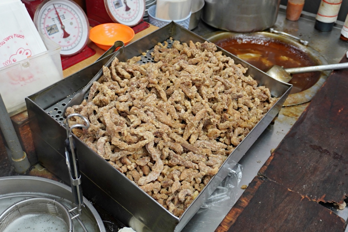 高雄旗津小吃推薦，超過50年的老店不一樣赤肉羹廟前店，旗津輪渡站附近的美食酥炸薄粉又多汁，傳承在地的老味道