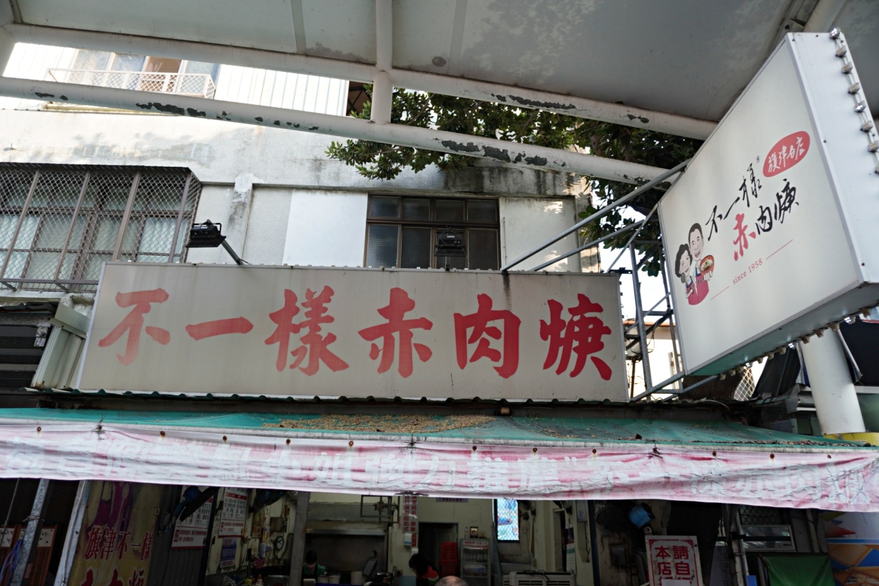 高雄旗津小吃推薦，超過50年的老店不一樣赤肉羹廟前店，旗津輪渡站附近的美食酥炸薄粉又多汁，傳承在地的老味道