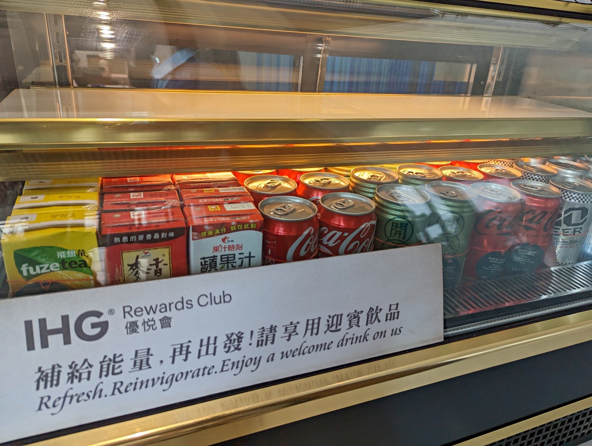 高雄鹽埕住宿推薦，高雄愛河智選假日酒店(Holiday Inn Express)步行一條街就到鬧區星巴克喝到飽＋豐盛早餐！