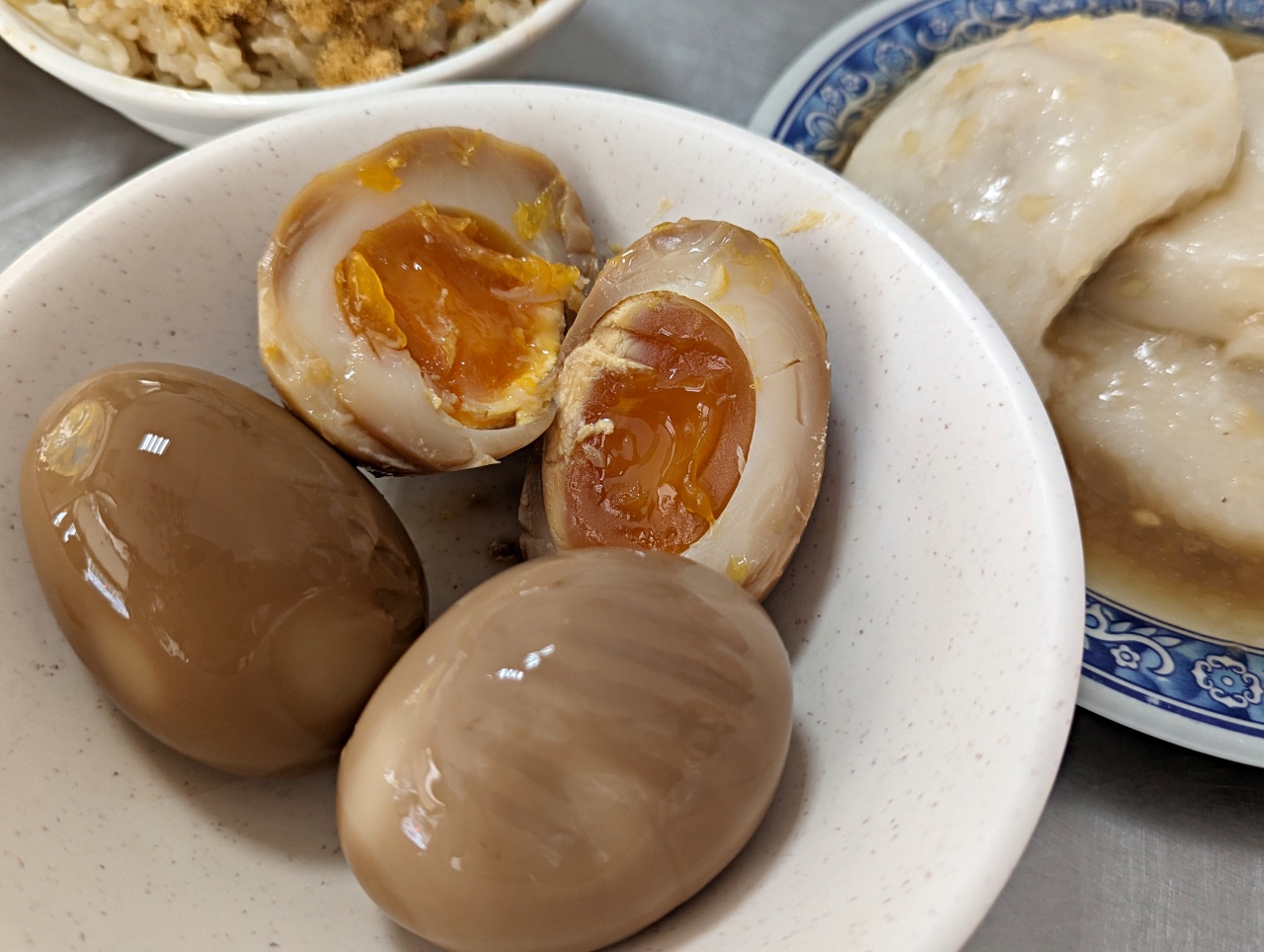 高雄鼓山美食推薦，60年老店「萬全肉圓」就在哈瑪星站附近，冒煙的現蒸Q彈肉圓，最在地的早午餐選擇