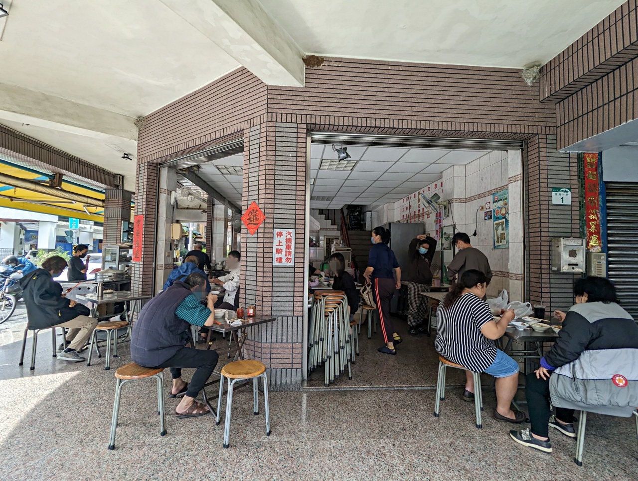 高雄鼓山美食推薦，60年老店「萬全肉圓」就在哈瑪星站附近，冒煙的現蒸Q彈肉圓，最在地的早午餐選擇